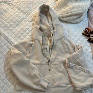 Lululemon Scuba Hoodie. Worn a few times but in great condition.